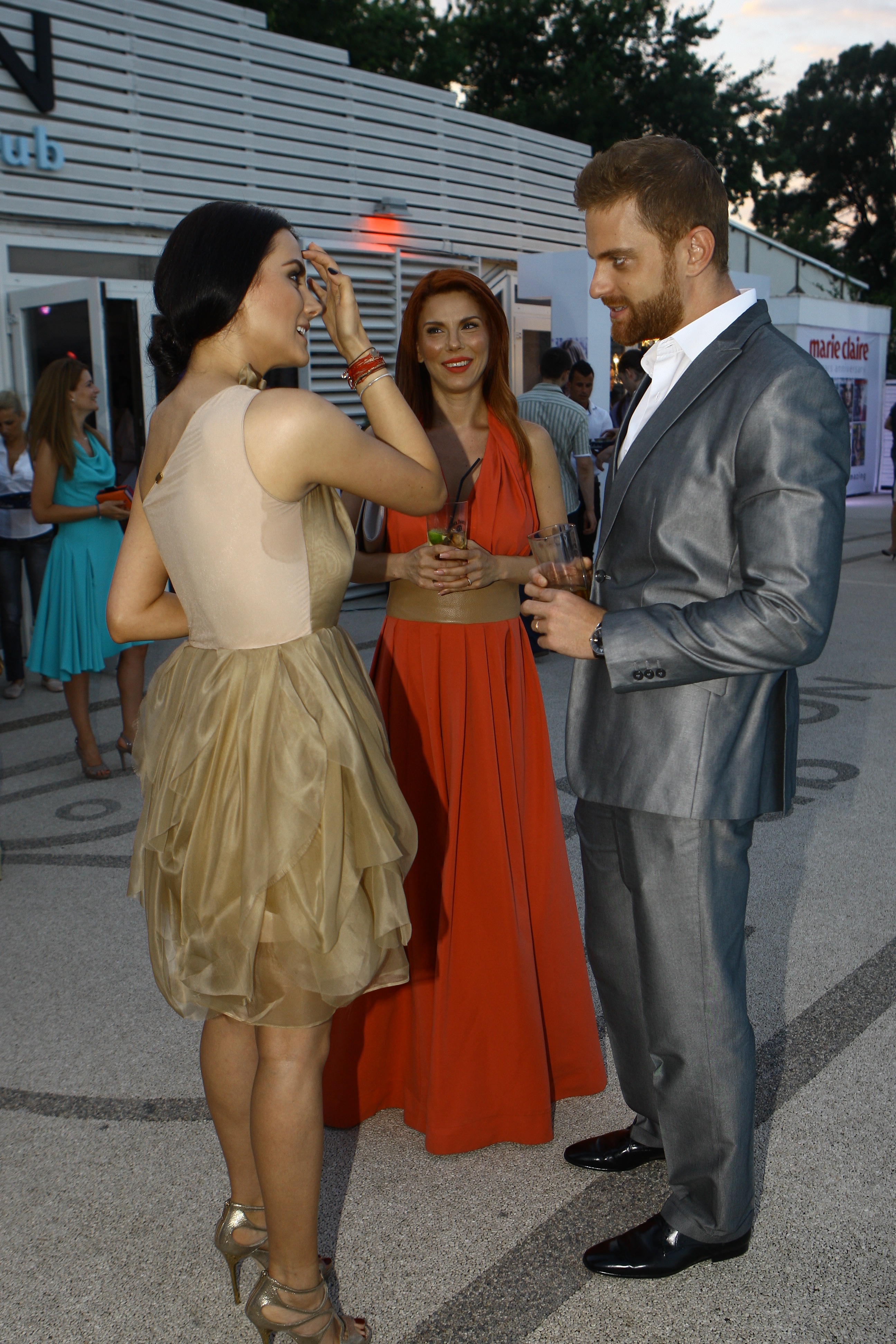 Rochia stramta de culoarea pielii a lasat sa se vada urma de transpiratie