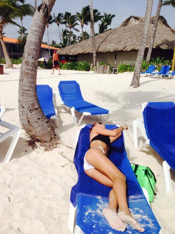 Roscata s-a intins pe sezlong si a incercat sa nu ramana niciun centimetru de piele neatins de soare