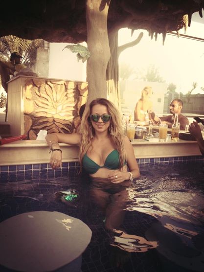 Larisa poza in ipostaze foarte sexy, in Emirate