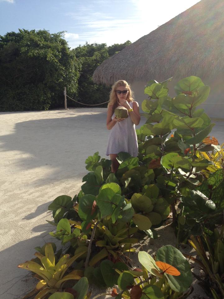 In vacanta exotica de doua saptamani, cantareata de muzica populara nu si-a refuzat niciun capriciu