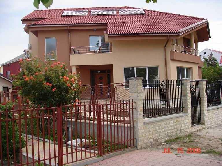 Aceasta este vila, renovata, ce-i drept, in care a locuit mama lui Dj Harra, cand era insarcinata cu ea