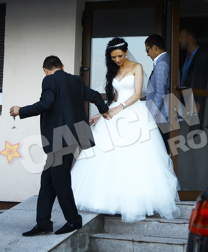 Mireasa a purtat o rochie alba, in stilul printesa