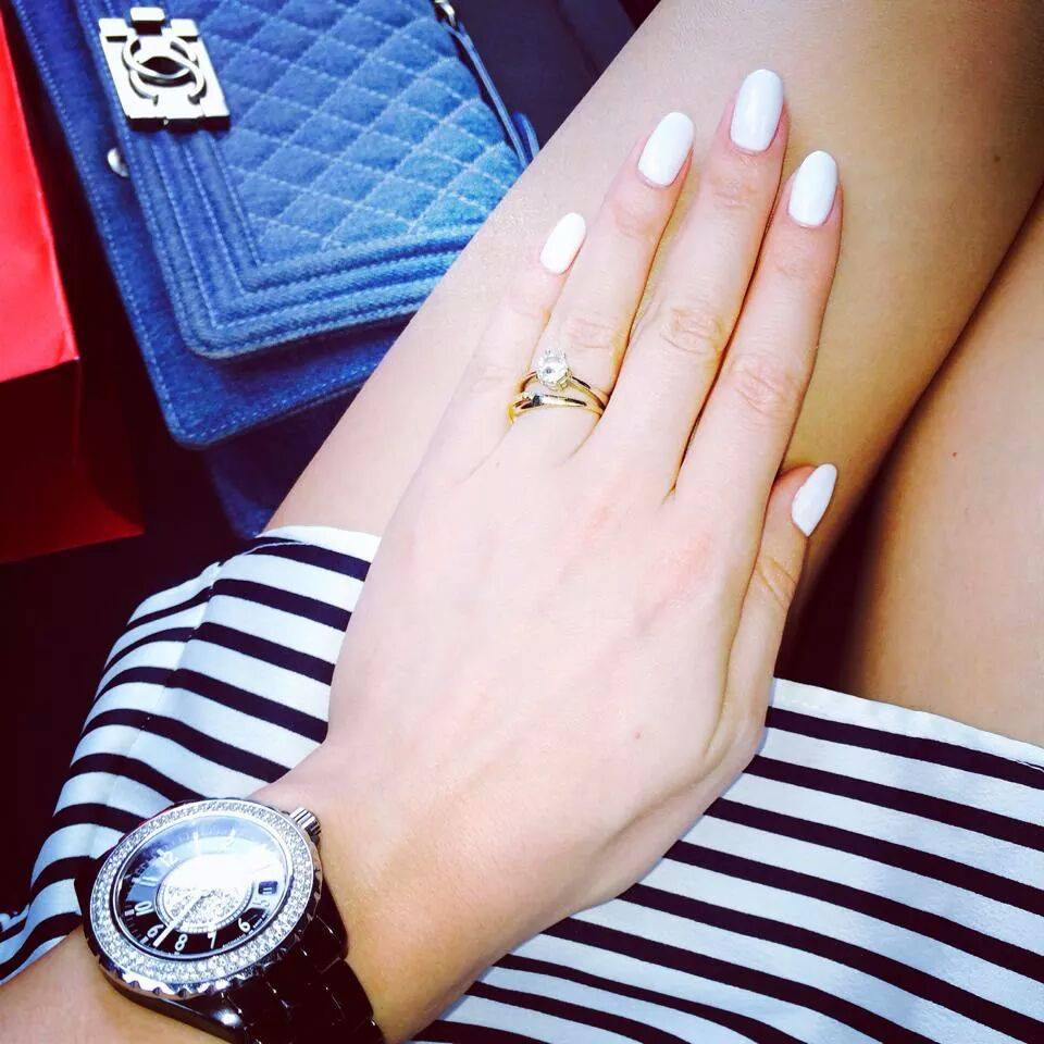 Denisa a postat pe facebook o poza cu inelul primit de la iubit
