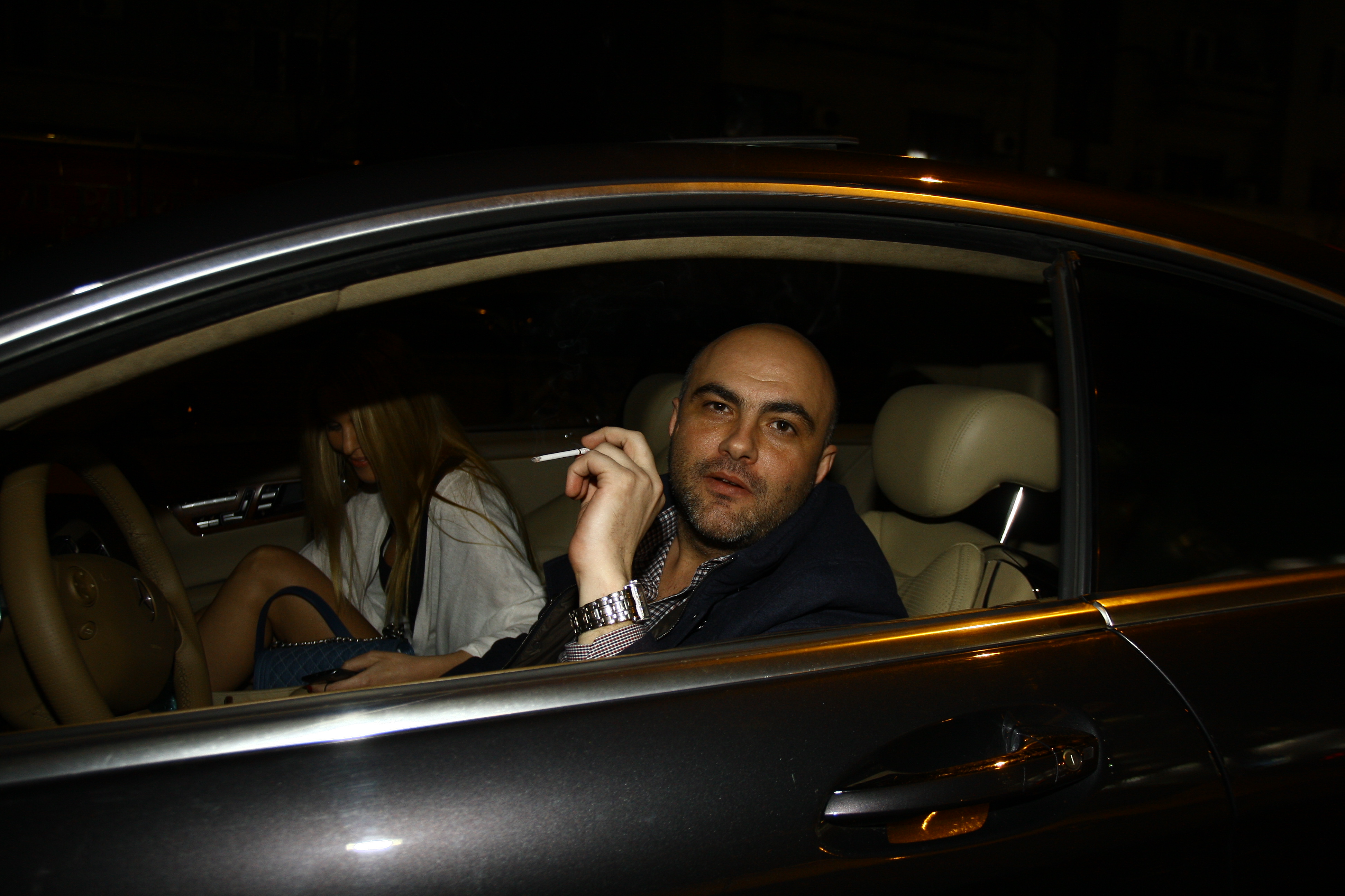 Tanarul cu care a iesit blonda la cina se numeste Paul si are afaceri cu fier vechi