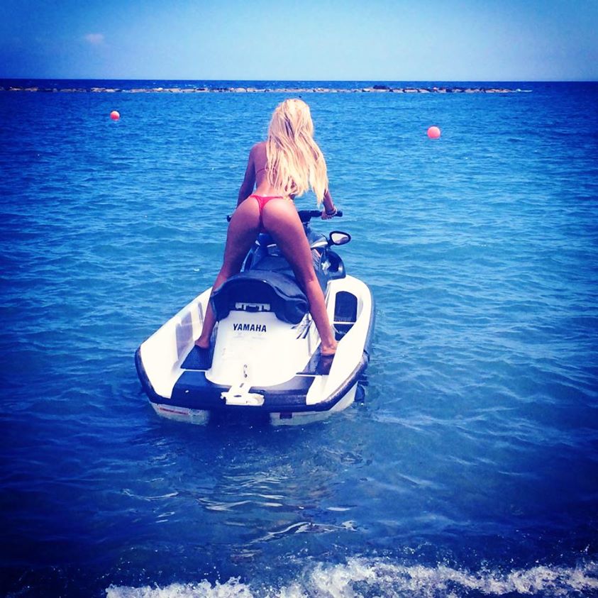 Loredana si-a obisnuit fanii cu tinute foarte sexy si ipostaze incendiare