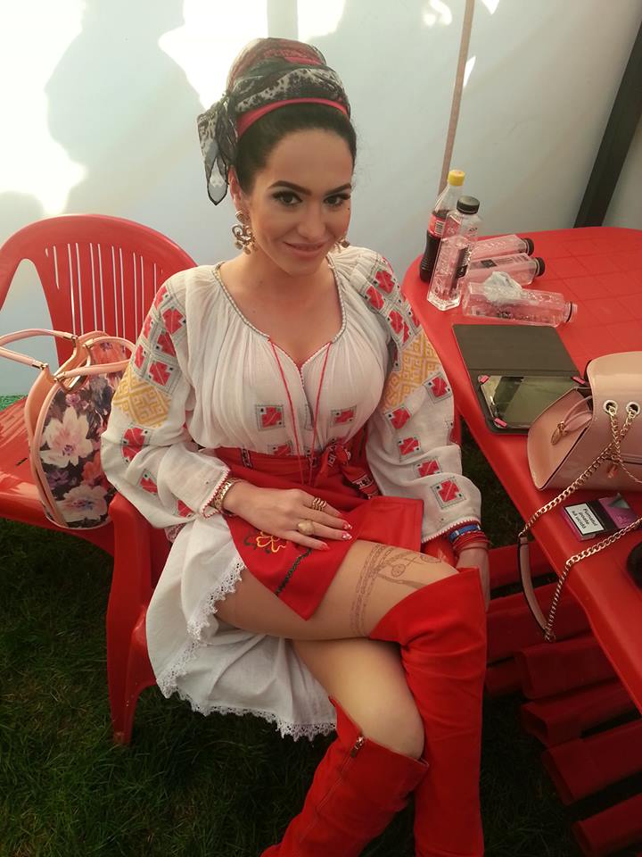 Margherita a purtat un costum popular, ajustat pentru a-i scoate trupul frumos in evidenta