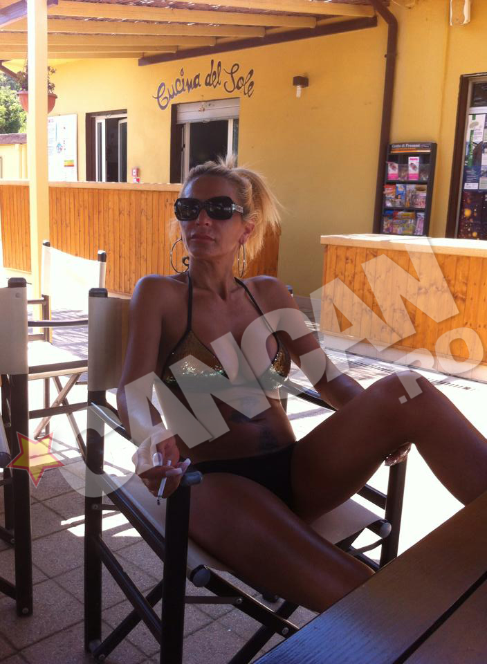 Felicia sta poate mult prea relaxata, la terasa