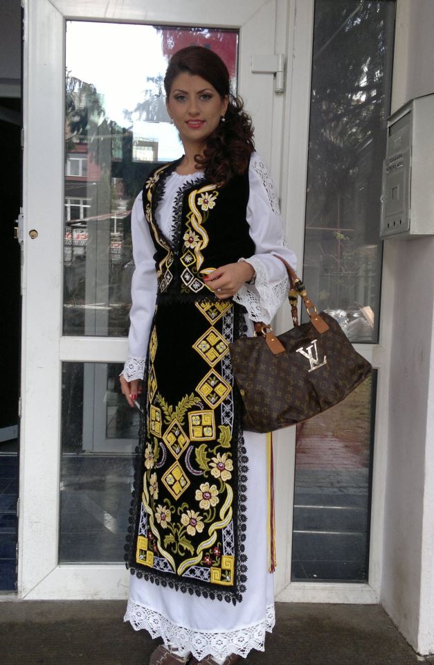 Alina este cantareata de muzica populara