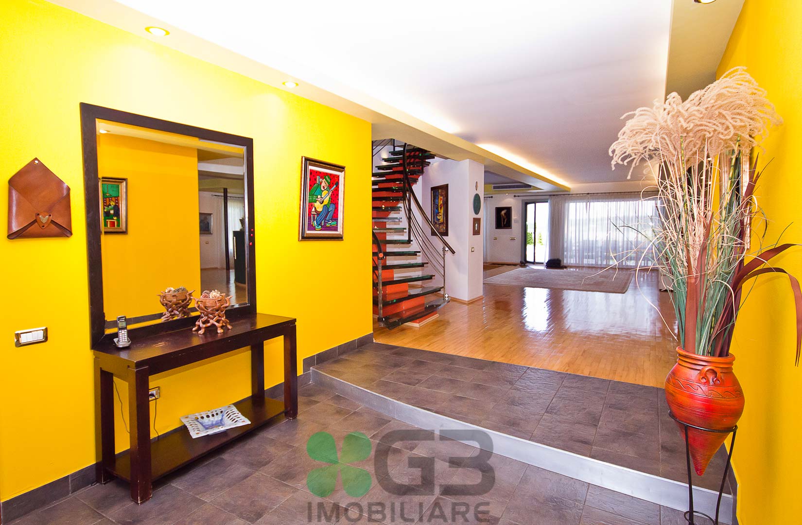 La intrarea in casa, exista un hol de acces de 11 mp