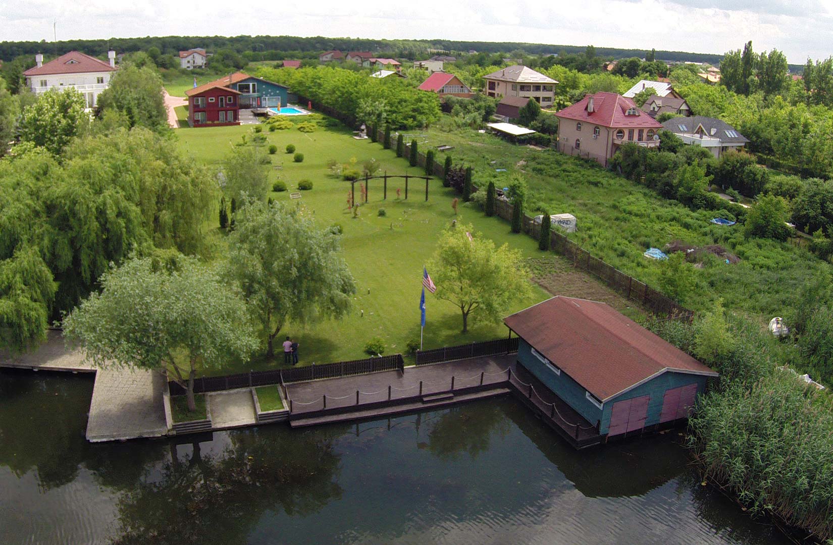 Casa beneficiaza de o deschidere de 36 de metri la Lacul Snagov