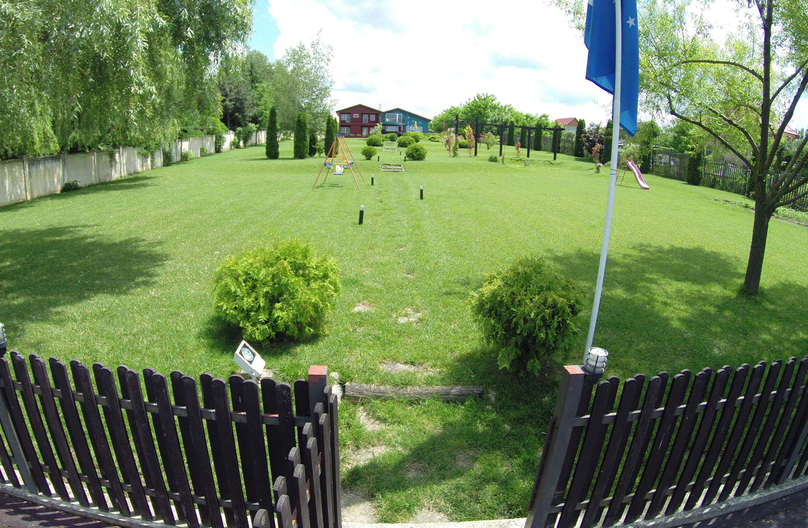 Toata proprietate se intinde pe o suprafata de aproximativ 11.000mp