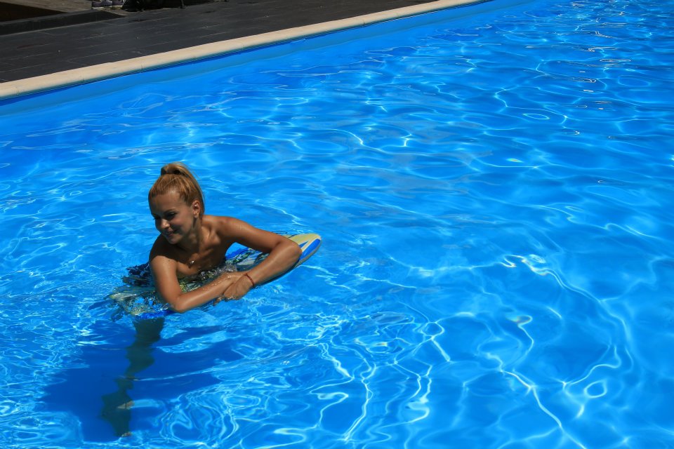 Simona Gherghe, in piscina milionarului Nils Schnecker