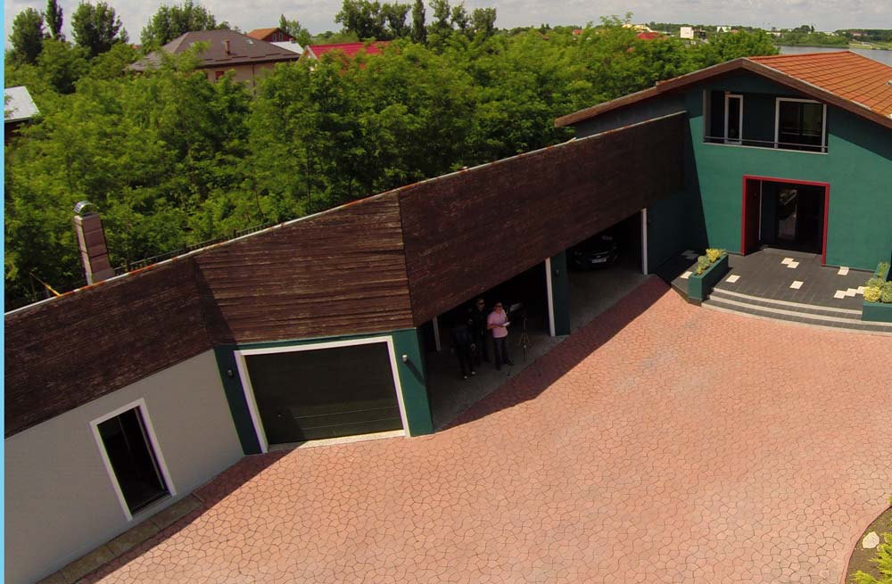 Casa dispune de un garaj incalzit pentru trei masini