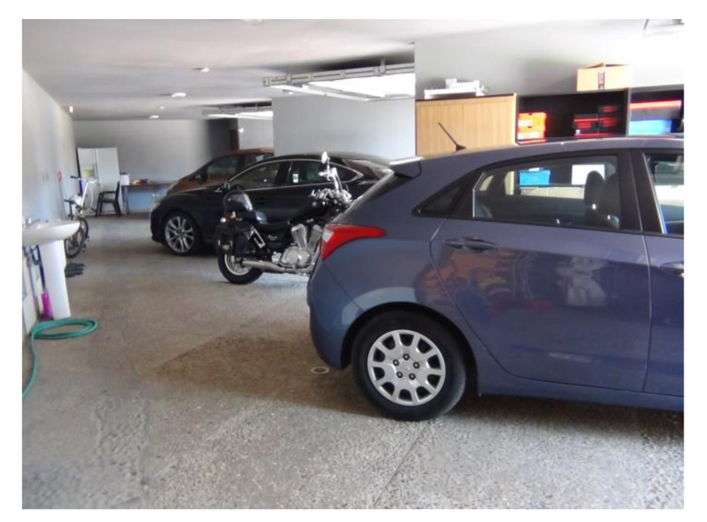 In garaj incap lejer trei masini