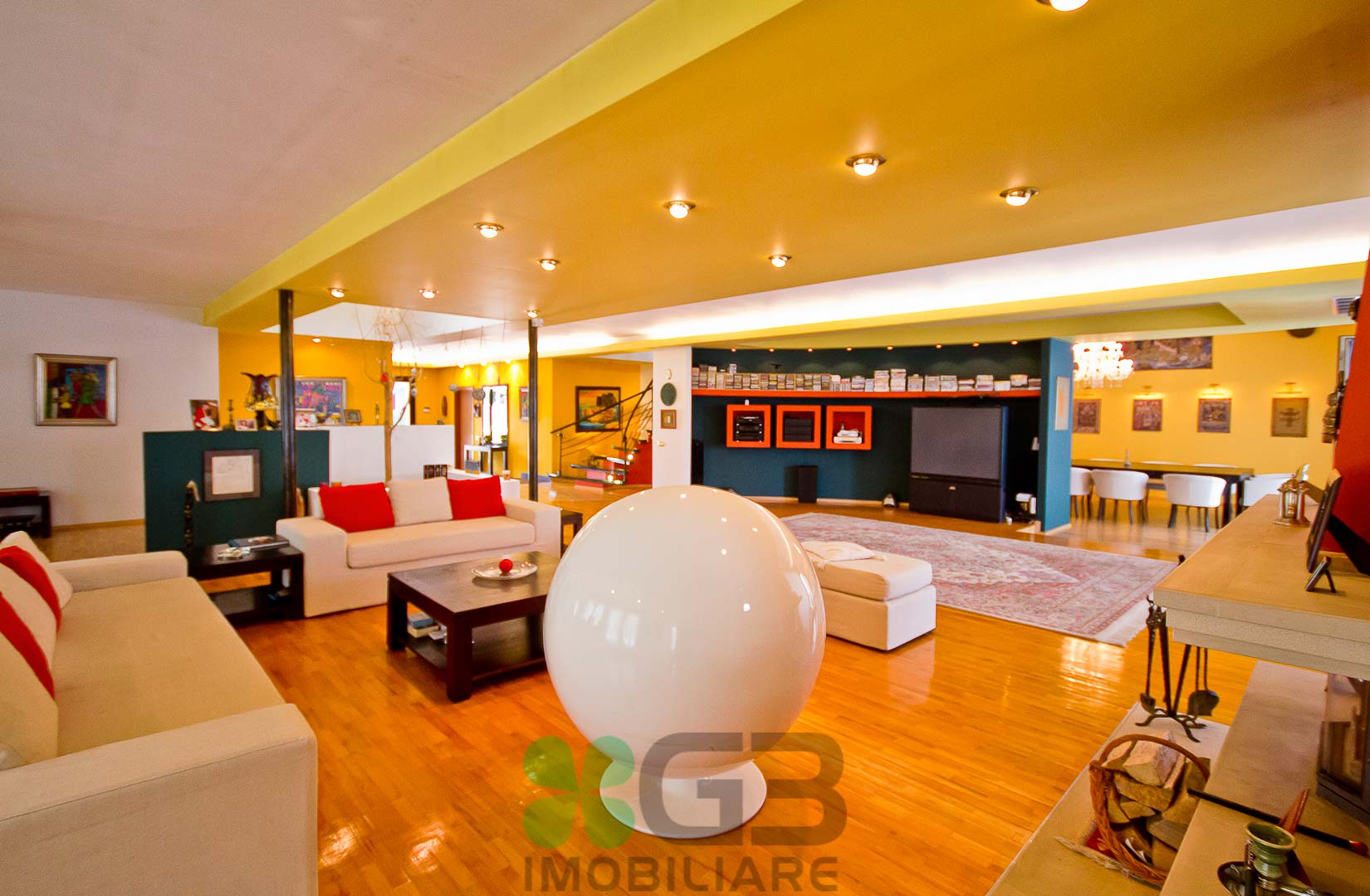 La parter, se remarca o impartire eficienta a spatiului