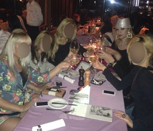 Chiar si atunci cand iese in oras cu prietenele ei, Oana Lis este tot plansa si ganditoare