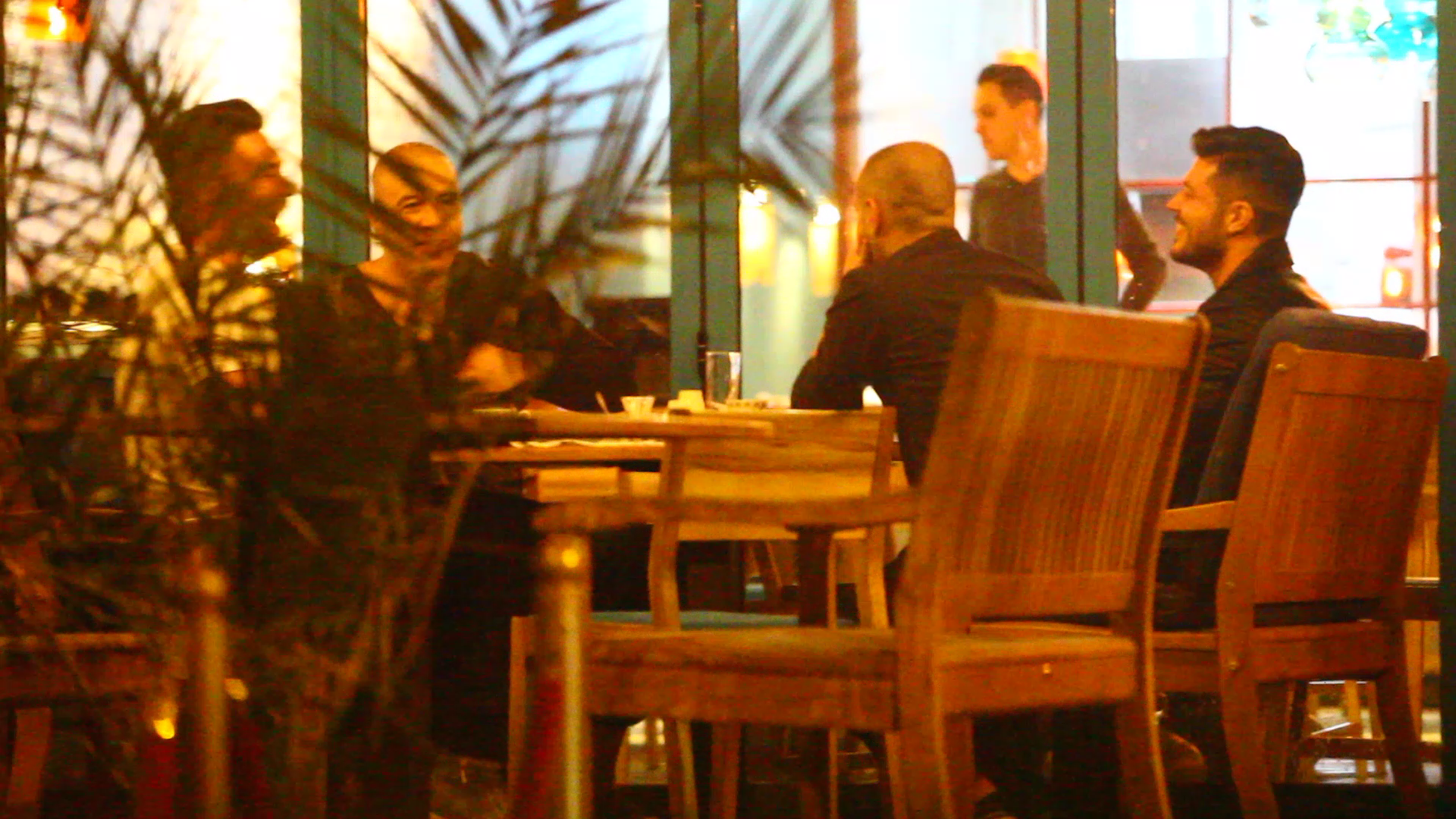 Victor a iesit in oras si a ras cu gura pana la urechi