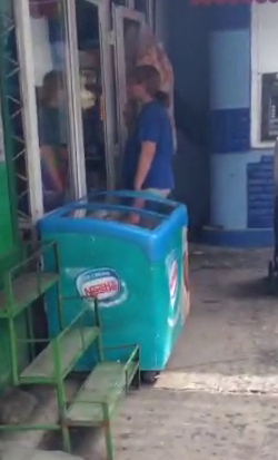 Imbracata in pijamale si in papuci, Dana a mers pana la chioscul din incinta spitalului