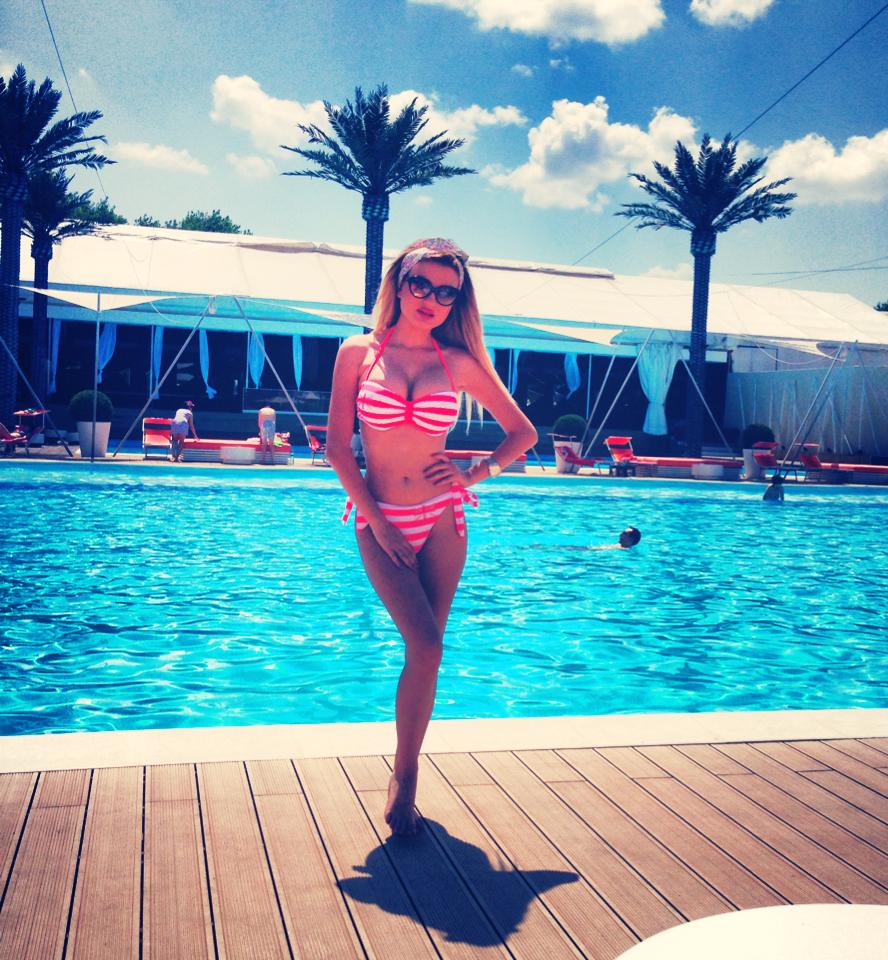 Vara aceasta, in loc sa stea la piscina, fotomodelul va intra in sala de operatii