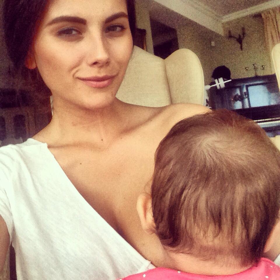 Nicolle Stanese si-a alaptat fetita si a aratat asta tuturor