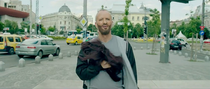 La un moment dat, omul de radio si televiziune isi da jos peruca