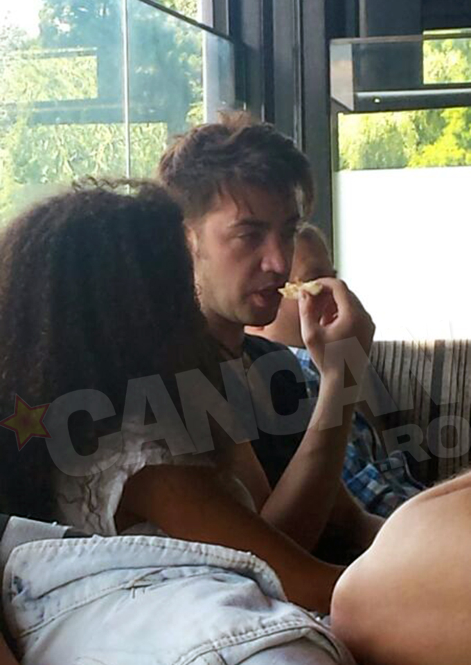 Desi a iesit la masa cu o mulatra sexy, cantaretul a fost absorbit de cartofii prajiti pe care ii avea in farfurie