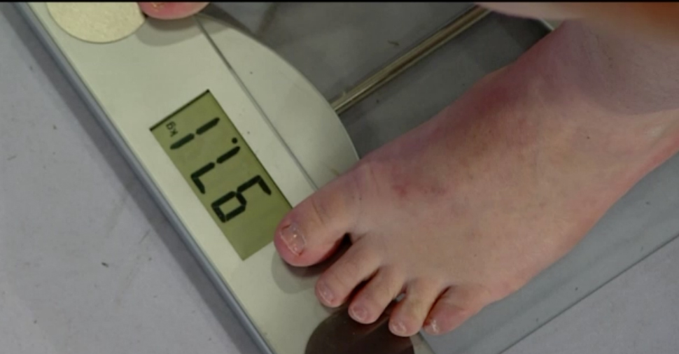 Cantarul i-a aratat dansatoarei ca are cu doua kilograme in plus