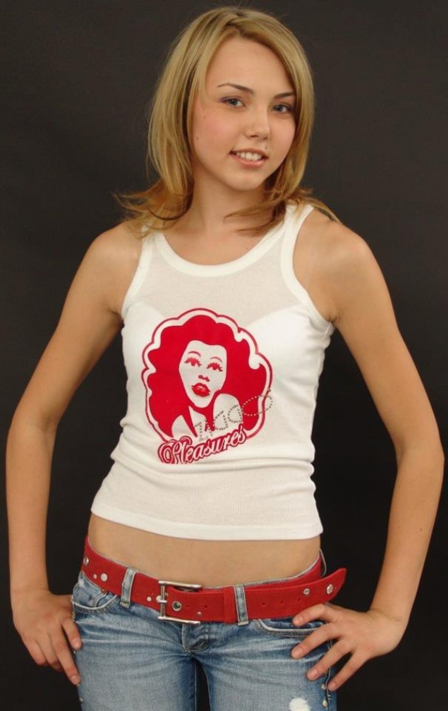 Asa arata manelista inainte de operatia de marire a sanilor