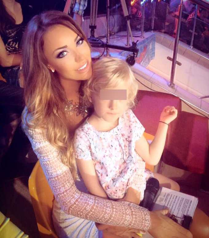 Bianca a postat o fotografie in care apare alaturi de o fetita blonda, iar imaginea a strans rapid mii de like-uri