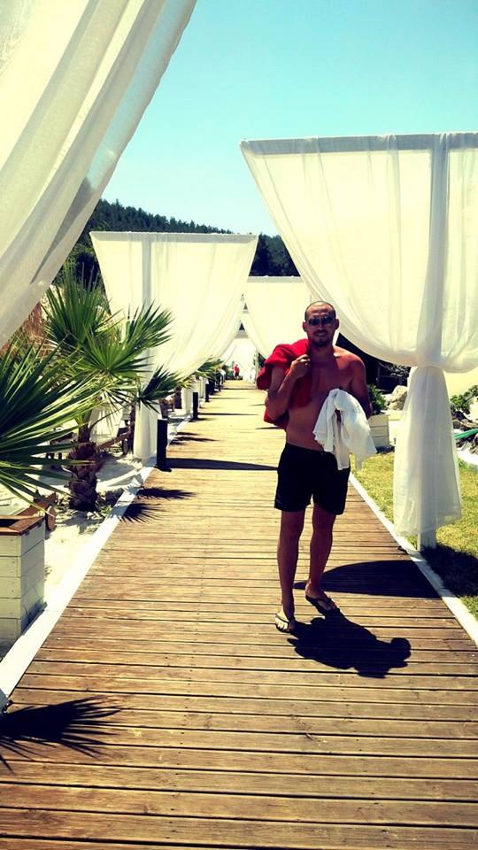 Poza cu artistul la piscina a facut deliciul admiratoarelor lui