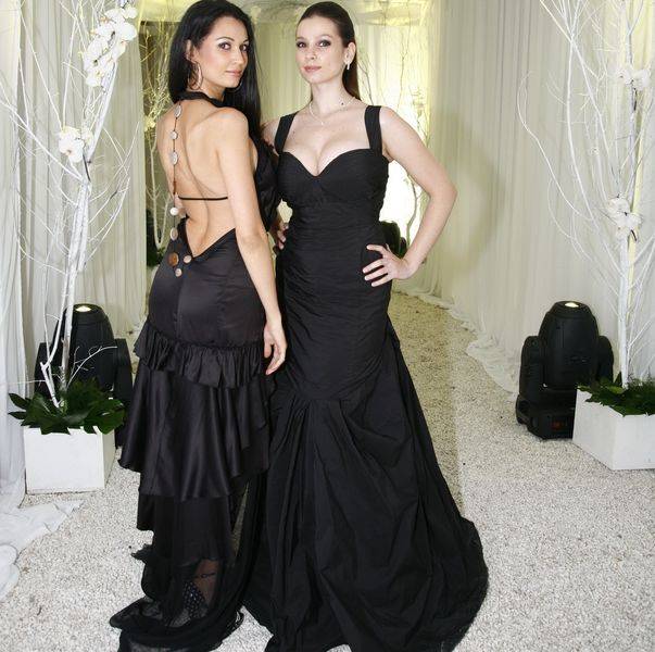 Fetele au copilarit in aceasta casa