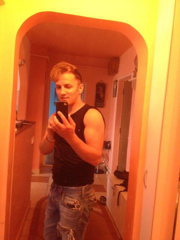 Cantaretul nu pierde ocazia de a-si etala muschii in poze