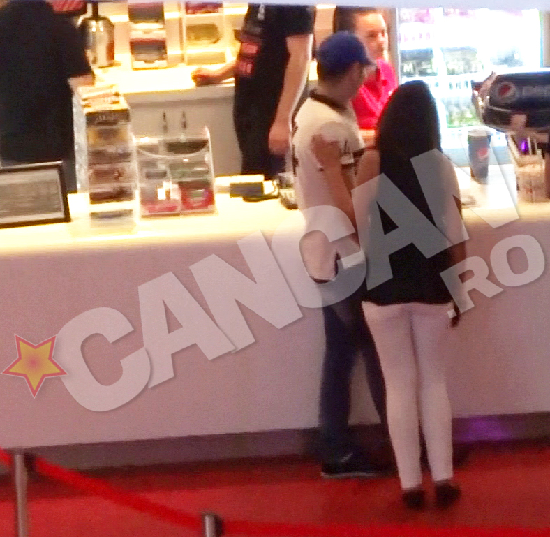 In timp ce Varciu sta de vorba cu vanzatorul, fata il mangaie dragastos pe spate