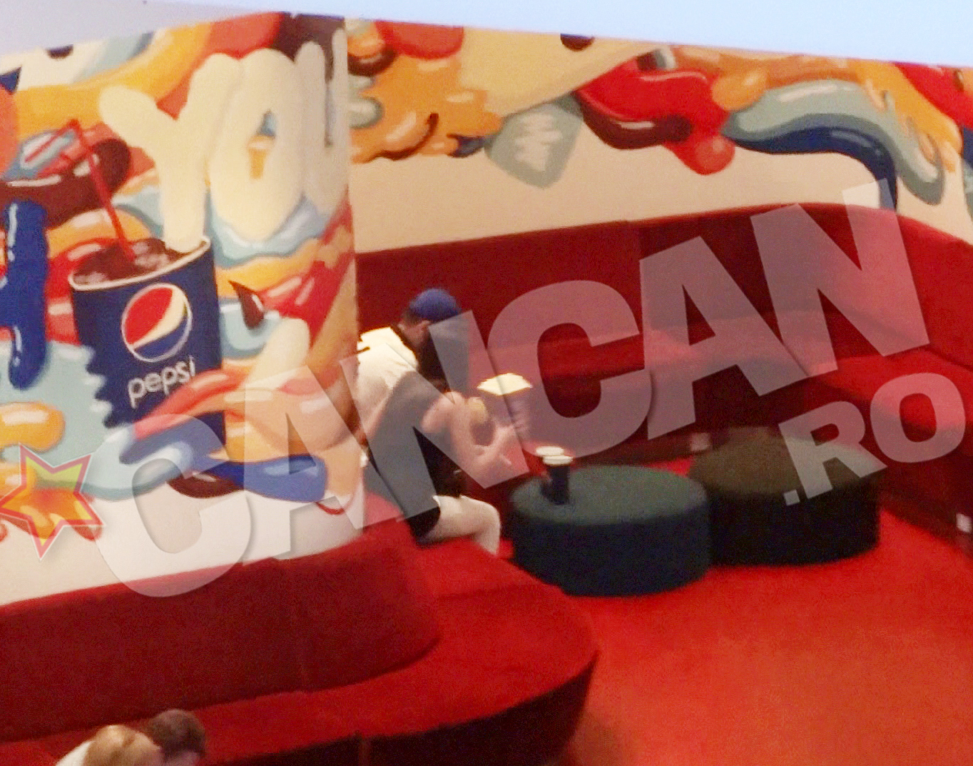 Se retrag la o masa, unde mananca floricelele si portia de nachos