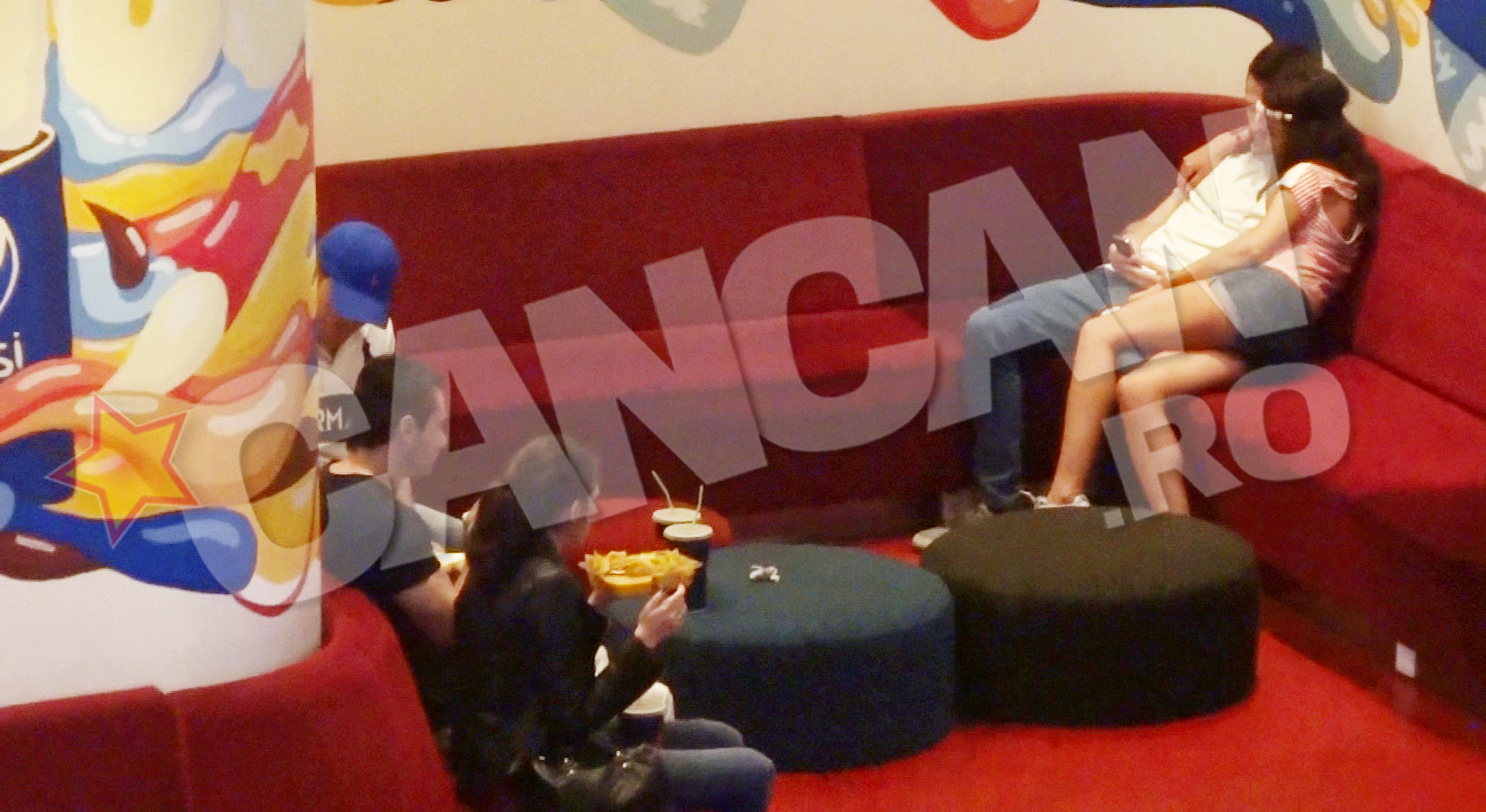 Au ales sa stea la o masa mai retrasa