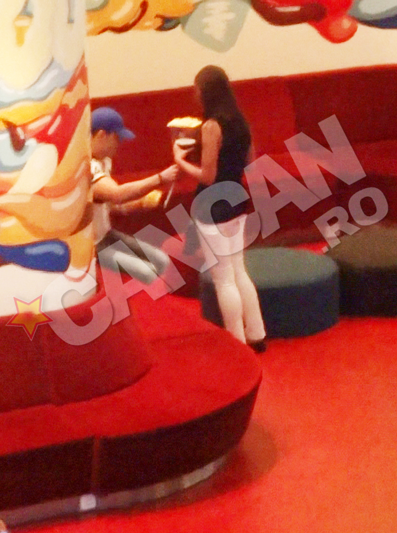 Vedeta si insotitoarea lui se fac comozi la masa