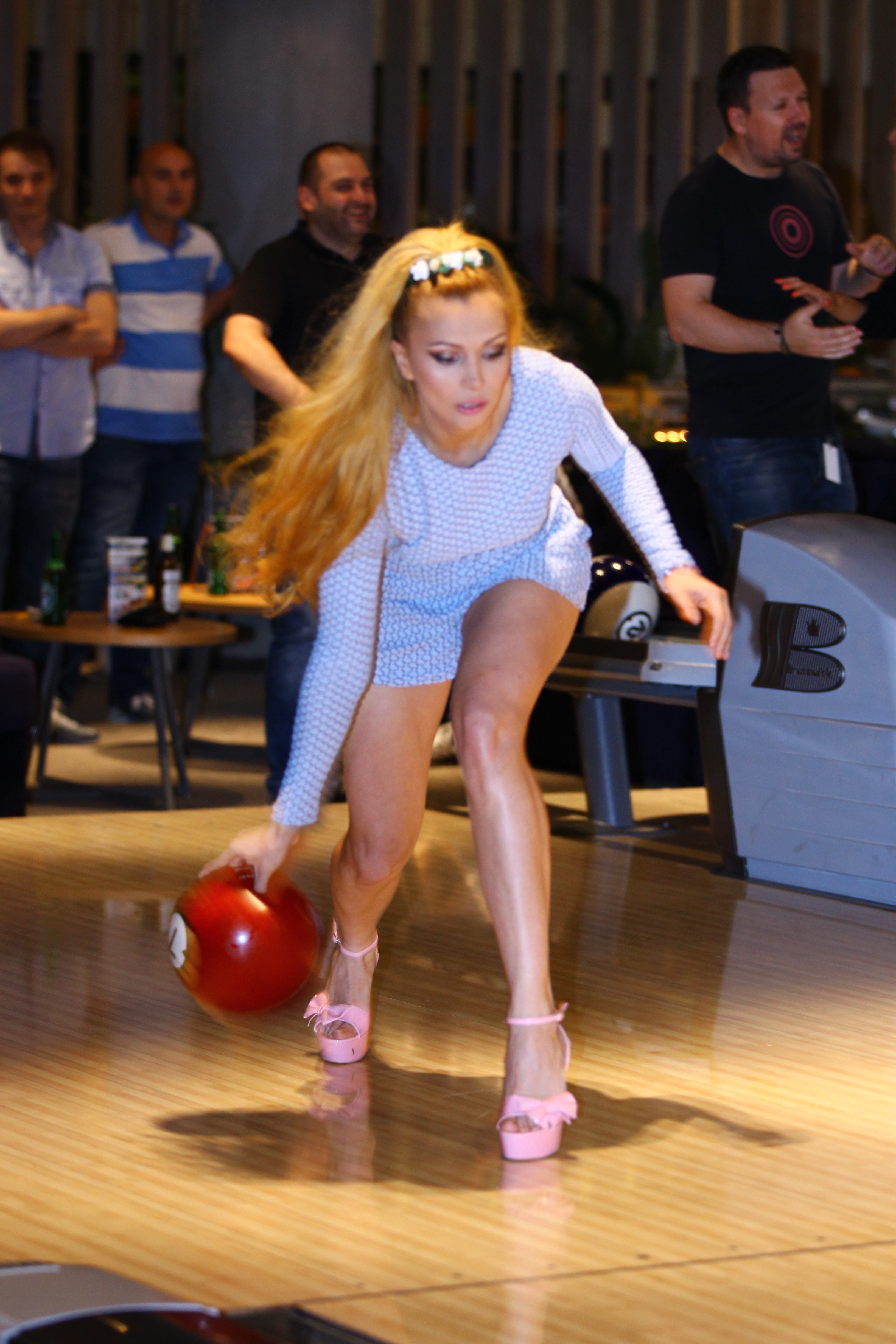 Tocurile nu par sa o incomodeze pe cantareata