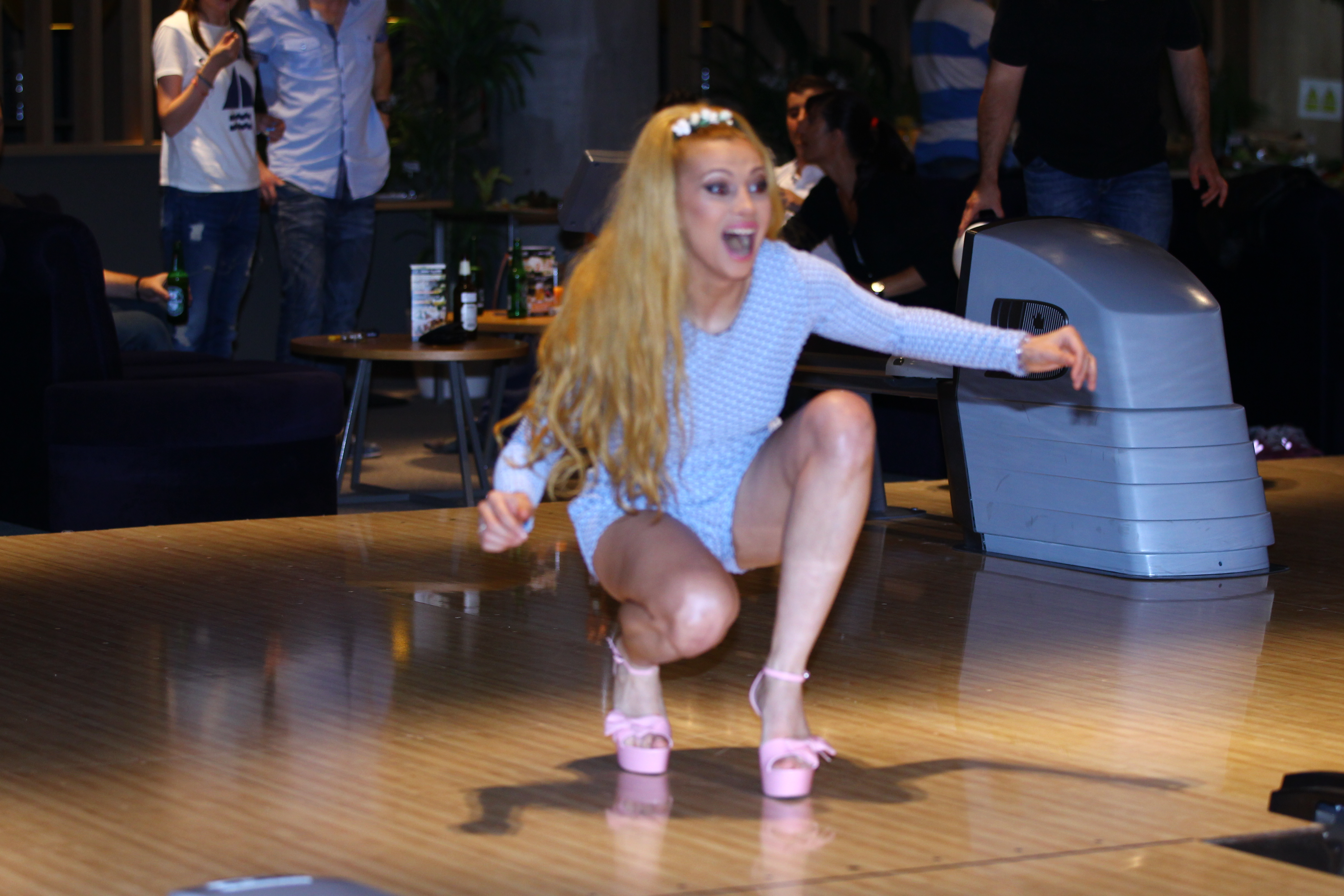 Blonda se bucura cand doboara toate popicele