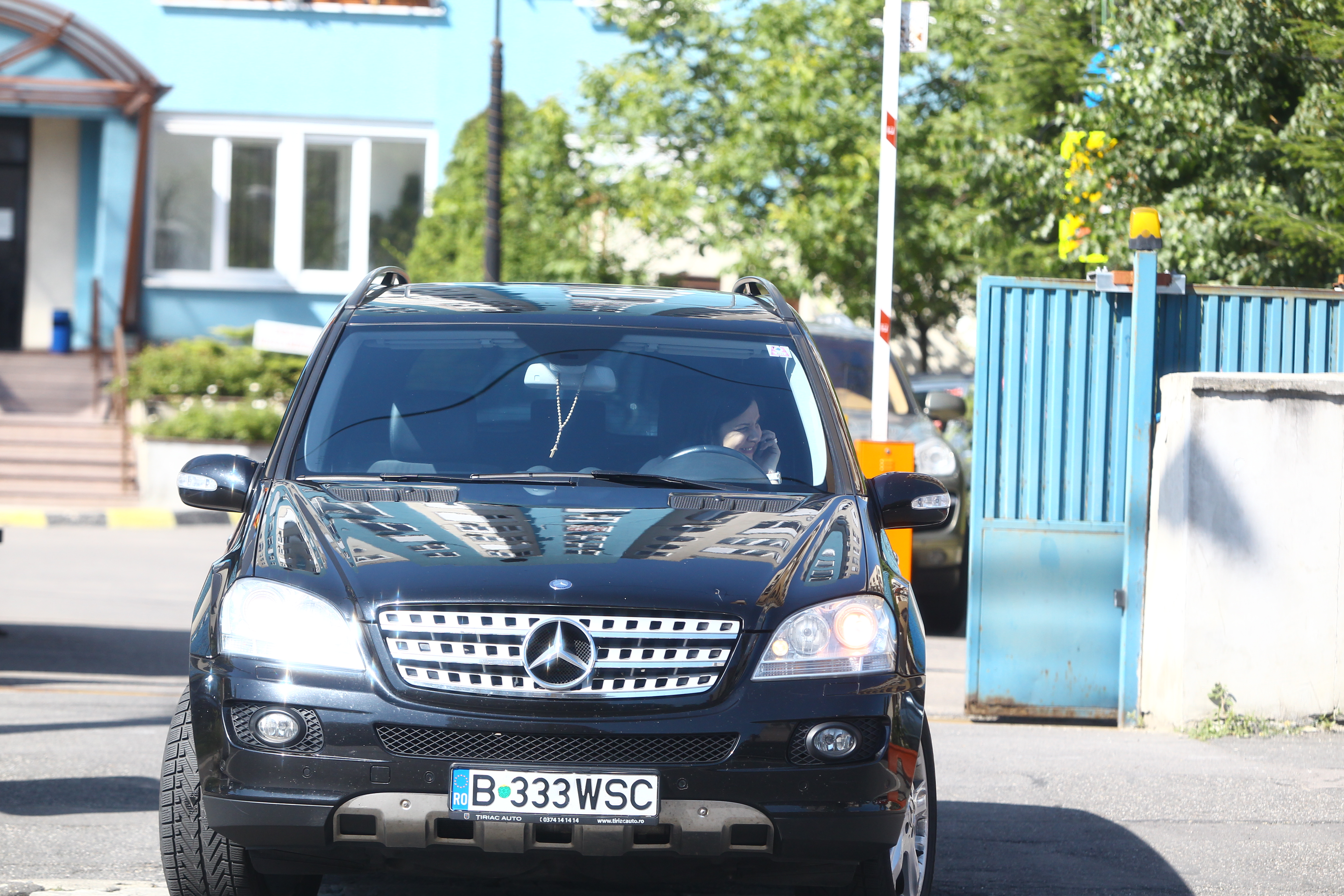 Carmen Serban nu se sfieste sa incalce regulile de circulatie