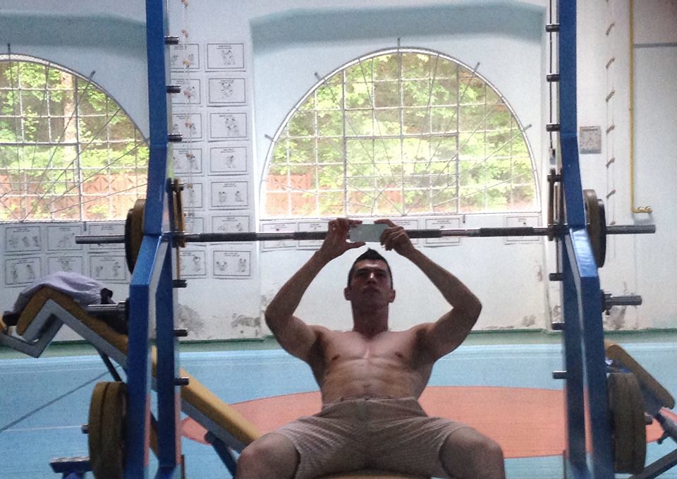 Jandarmul cu voce de aur trage din greu sa arate impecabil