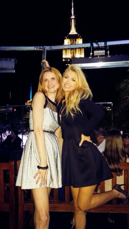 Blonda se afla peste Ocean, acolo unde sta verisoara ei