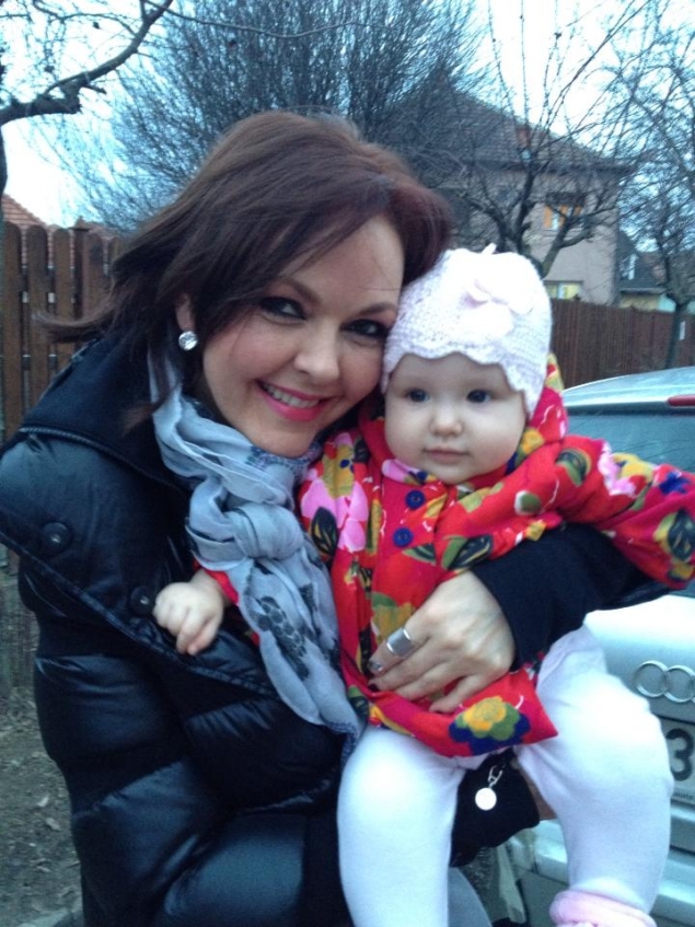 Manuela Ferdorca si micuta ei, in varsta de aproape doi ani