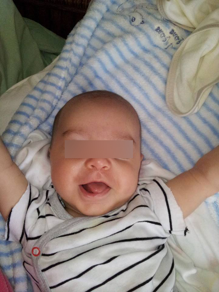 Dupa ce si-a luat portia de laptic, Adam a adormit fericit