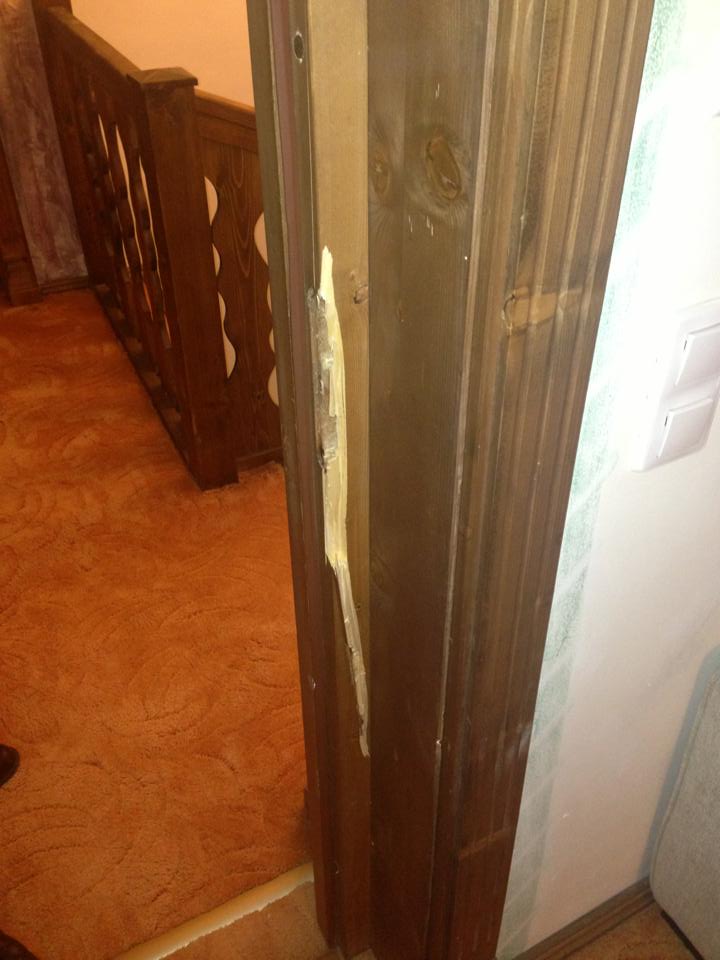 Aceasta este usa pe care Liviu Guta i-a spart-o cu forta Simonei Trasca