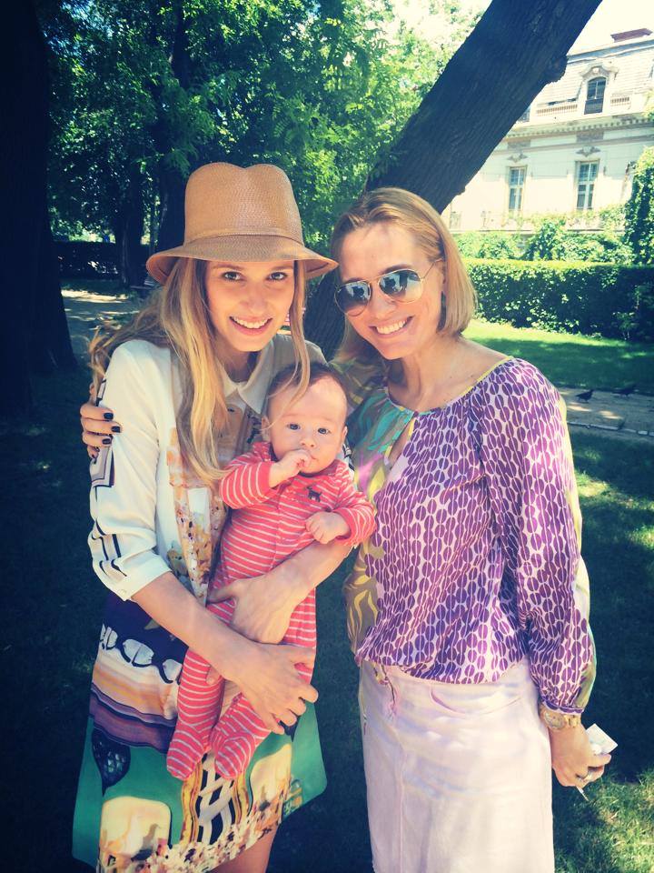 Andreea Esca a iesit astazi in parc cu Dana Rogoz si baietelul acesteia