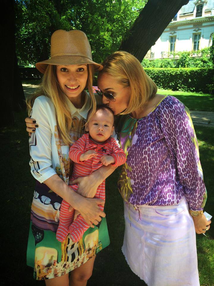 Prezentatoarea TV a fost topita dupa micutul Vlad si l-a pupat si l-a alintat tot timpul