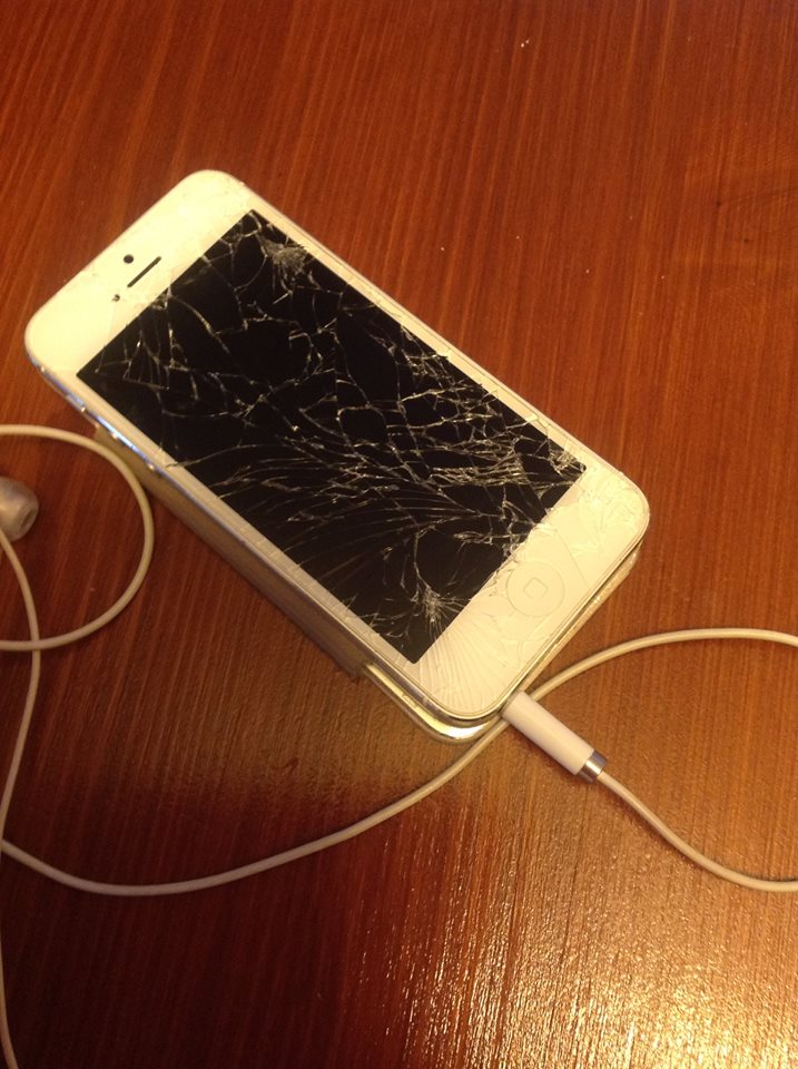 Vedeta si-a facut praf telefonul mobil, un aparat de ultima generatie