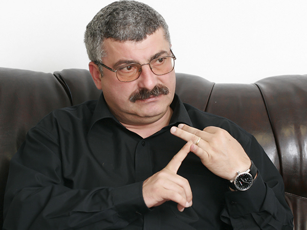 In luna august, afaceristul si cei doi copii ai sai vor pleca in vacanta de vara