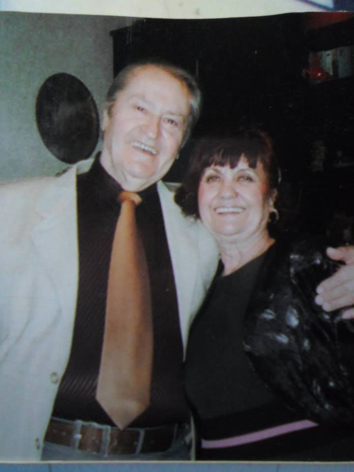 Cantaretul a cerut-o de sotie pe iubita sa, dar fiica acesteia s-a opus casatoriei lor