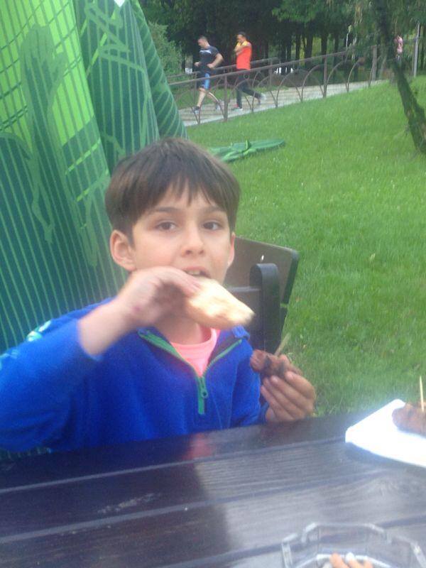 Baiatul este acum copia fidela a tatalui sau